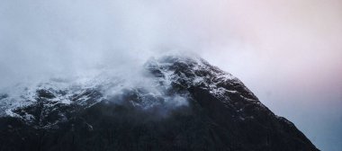 Sisli bir günde karlı dağ
