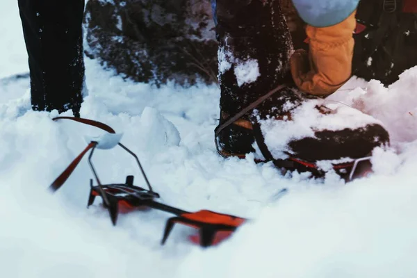 Ορειβάτης Φορώντας Crampons Πριν Από Την Πεζοπορία — Φωτογραφία Αρχείου