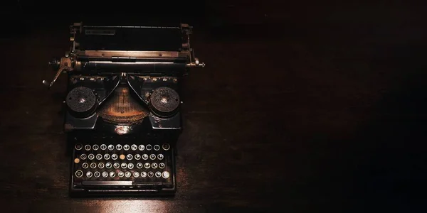 Máquina Escrever Velha Uma Mesa Madeira — Fotografia de Stock