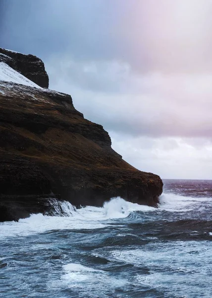 Штормовые Волны Падают Скалы Пляже Молин Острове Стреймой Фарерские Острова — стоковое фото