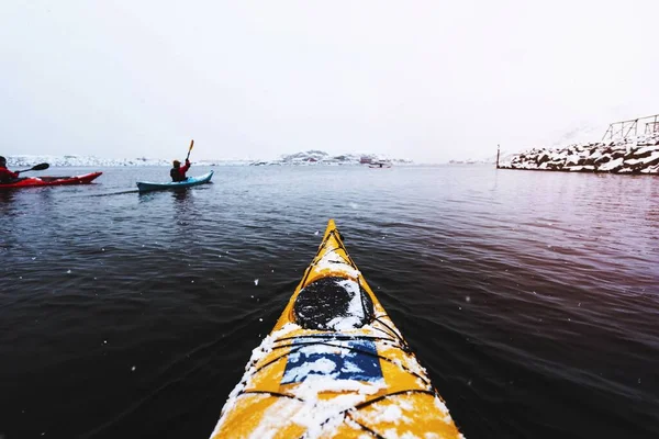 Donna Che Rema Kayak Lofoten Norvegia — Foto Stock