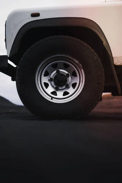 Detailní Záběr Předního Kola Land Rover — Stock fotografie
