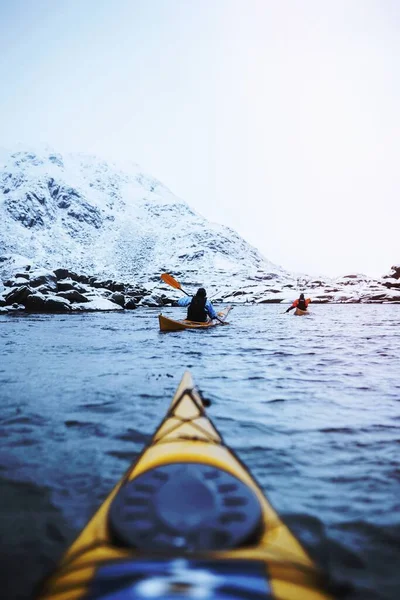 Mulher Remando Caiaque Lofoten Noruega — Fotografia de Stock