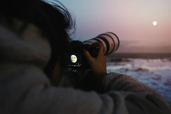 Fotógrafo Capturando Luna Junto Mar — Foto de Stock