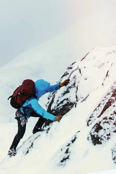 Альпинист Использующий Ледоруб Восхождения Хребет Форкан Глен Шил Шотландия — стоковое фото
