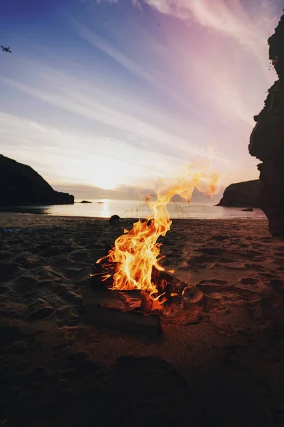 ウェールズのビーチでの夏のたき火 — ストック写真