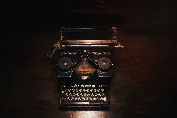 Oude Typemachine Een Houten Tafel — Stockfoto