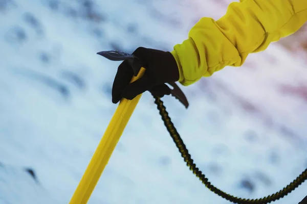 雪の中の黄色の氷斧 — ストック写真