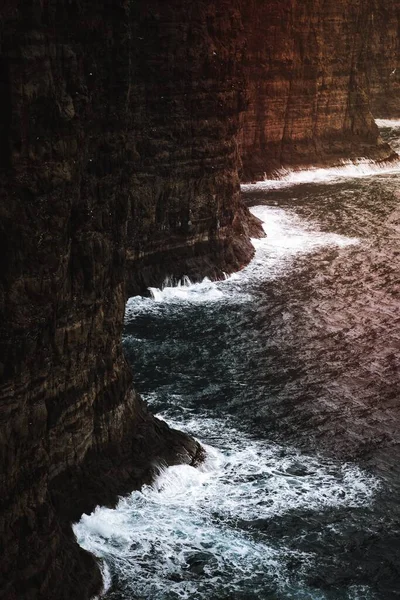 Dalgalar Faroe Adalarındaki Kayalıklara Çarpıyor — Stok fotoğraf