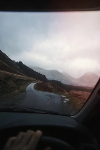 Homme Conduisant Une Voiture Dans Les Highlands Écosse — Photo