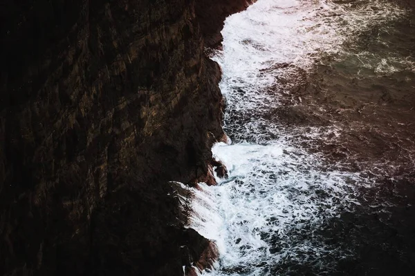 Κύματα Χτυπούν Βράχια Στα Νησιά Φερόε — Φωτογραφία Αρχείου