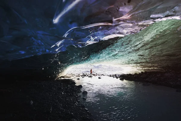 Exploratrice Dans Grotte Glace Islande — Photo