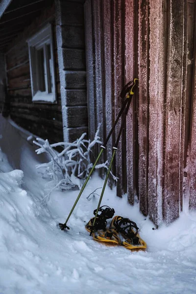 Pěší Hůl Sněžnice Podle Dlaždic Dřevěné Stěny — Stock fotografie