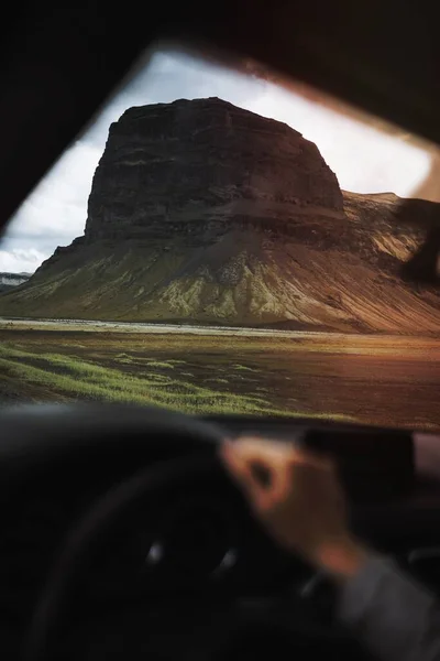 Homem Dirigindo Uma Estrada Terra Islândia — Fotografia de Stock
