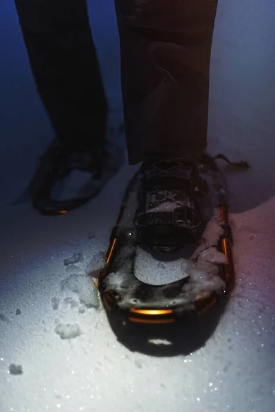 Kar Ayakkabılarının Karda Yakınlaşması — Stok fotoğraf