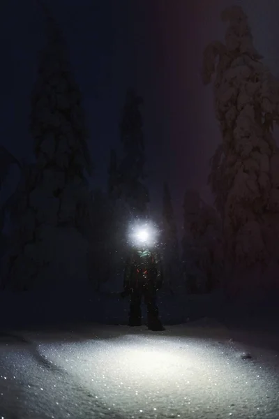 フィンランドの雪のRiisitunturi国立公園を歩くヘッドランプ付きトレッカー — ストック写真