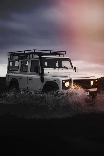 Land Rover Überquert Die Pfütze Auf Dem Feldweg — Stockfoto