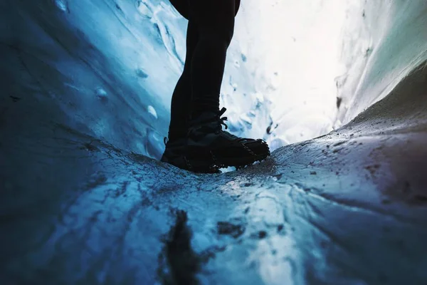 アイスランドの氷の洞窟の女性探検家 — ストック写真