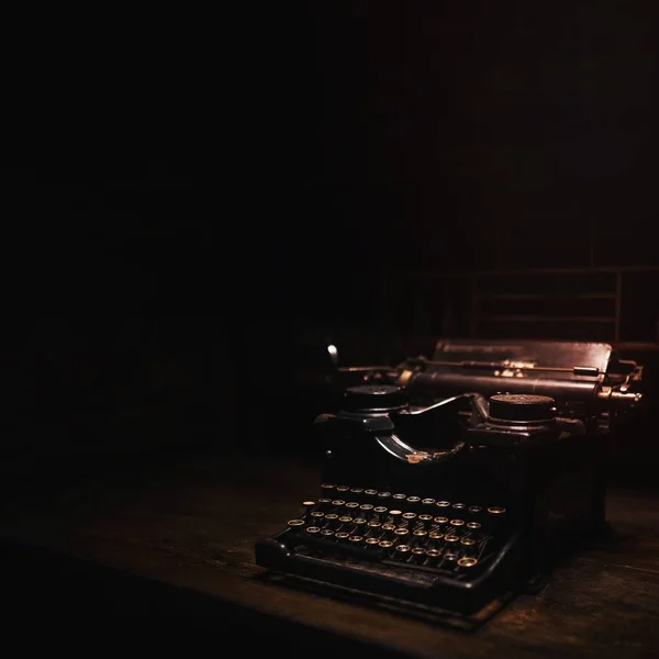 木制桌子上的老式打字机 — 图库照片