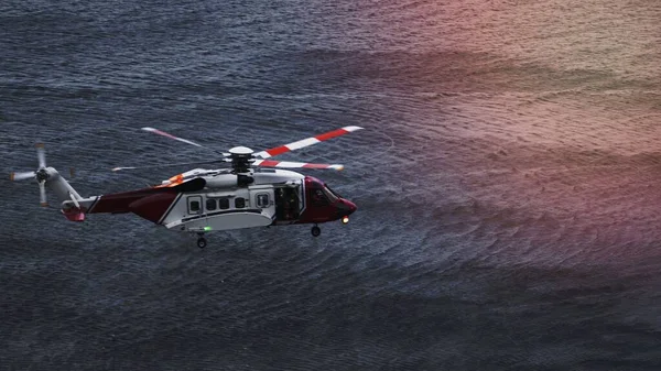 Kystvakthelikopter Som Flyr Havet Skottland – stockfoto