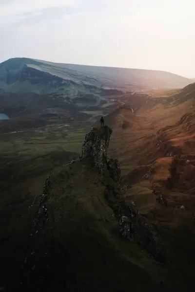 Bergsteigerin Bei Quiraing Auf Der Insel Skye Schottland — Stockfoto