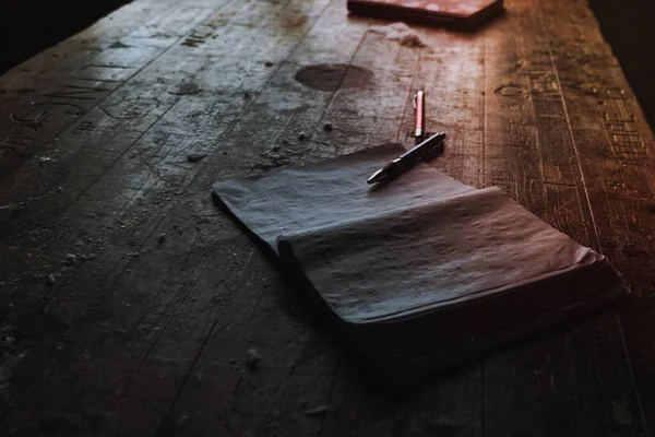 Tagebuch Auf Einem Holztisch Einer Waldhütte — Stockfoto