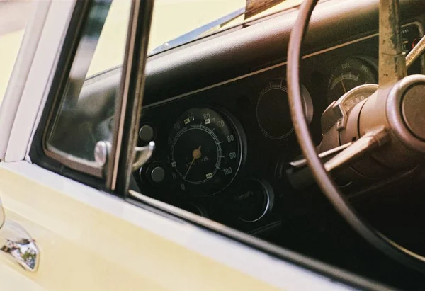 Μέσα Από Ένα Παράθυρο Ενός Παλιού Αυτοκινήτου — Φωτογραφία Αρχείου