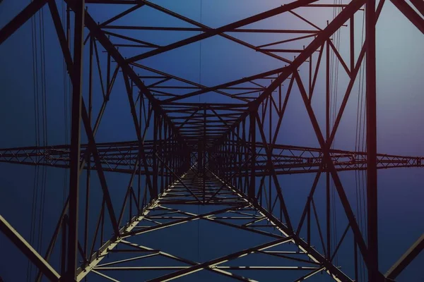 蓝天下的电线杆 — 图库照片