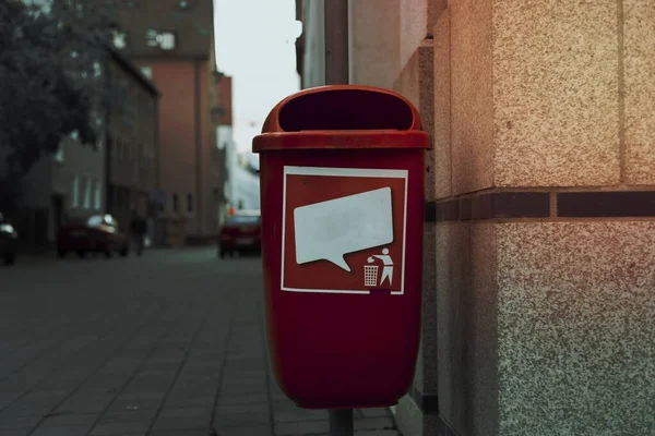 Lata Lixo Vermelho Rua — Fotografia de Stock