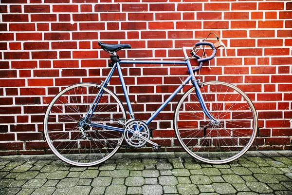 レンガの壁のビンテージ自転車 — ストック写真