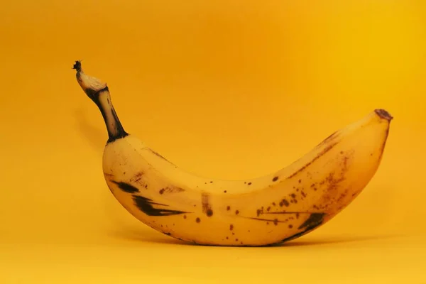 Reife Banane Auf Gelbem Hintergrund — Stockfoto