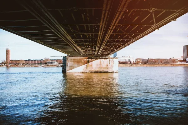 Água Abaixo Uma Ponte — Fotografia de Stock