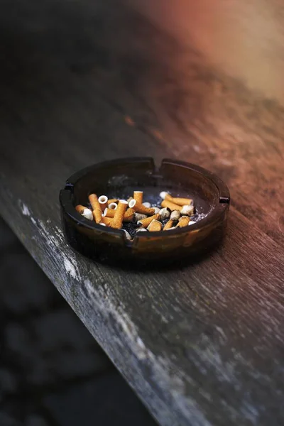 Cigarettacsikkekkel Hamuval Töltött Hamutartó — Stock Fotó