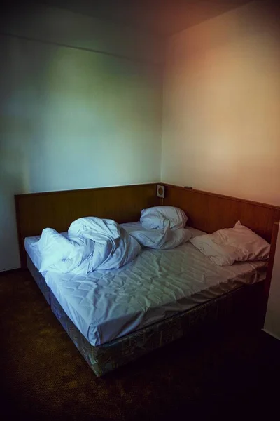 Otel Odasında Bir Yatak — Stok fotoğraf