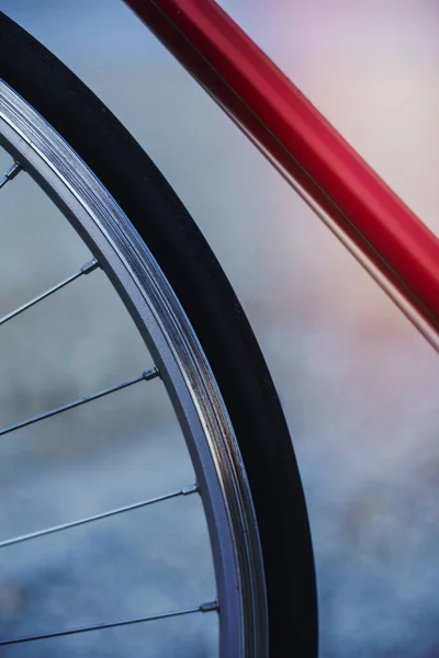 街の自転車の赤いフレーム — ストック写真