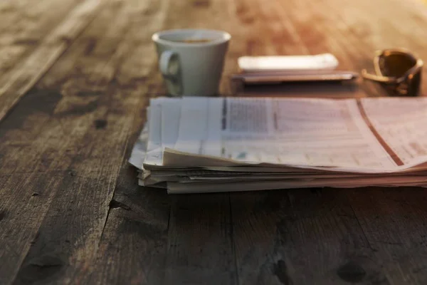 コーヒーと新聞のカップ — ストック写真