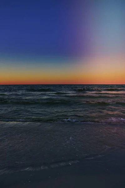 Восход Солнца Над Синим Океаном — стоковое фото