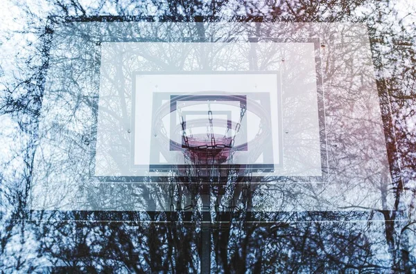 户外篮球运动的背板 — 图库照片