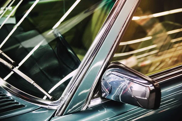 Eski Bir Arabanın Kapağını Kapatın — Stok fotoğraf