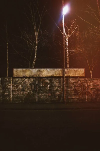 Граффити Стене Улицы Ночью — стоковое фото