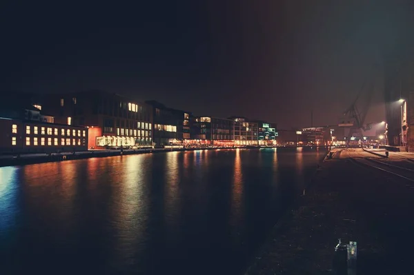 城市的灯光反射在水面上 — 图库照片