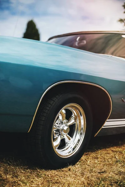 青いマッスルカーのタイヤ — ストック写真