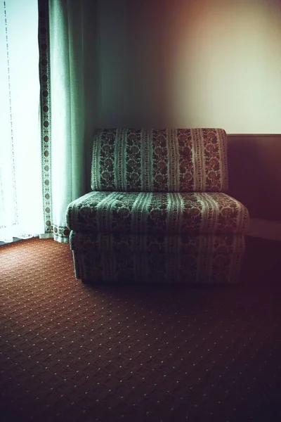 部屋の中の花張りの椅子 — ストック写真