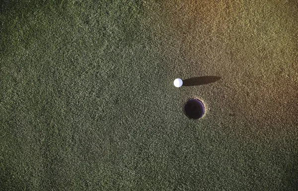 Golf Labda Közelében Lyuk Egy Üzembe Zöld Stock Kép