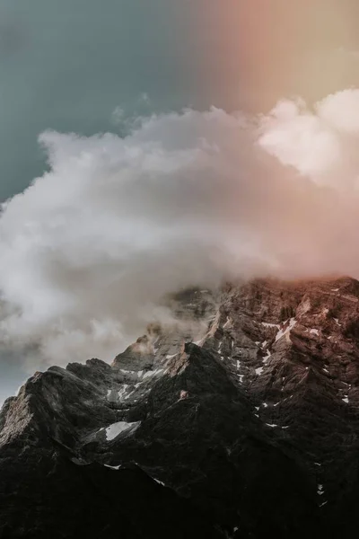 Σύννεφα Πάνω Από Μια Τραχιά Κορυφή Στο Ladinian Δολομίτες Ιταλία — Φωτογραφία Αρχείου