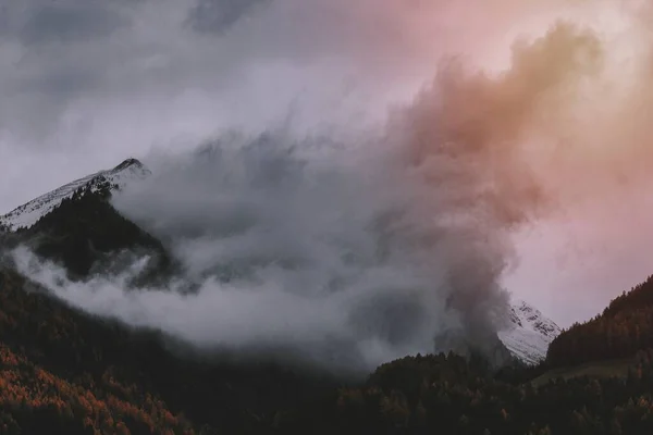Vale Montanha Uma Névoa — Fotografia de Stock