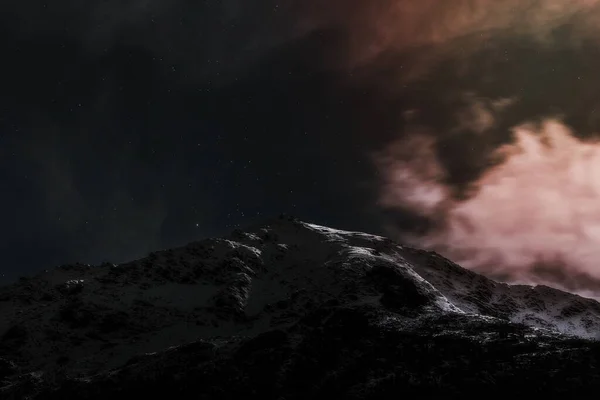 Nublado Cielo Nocturno Sobre Una Cumbre Blanca — Foto de Stock