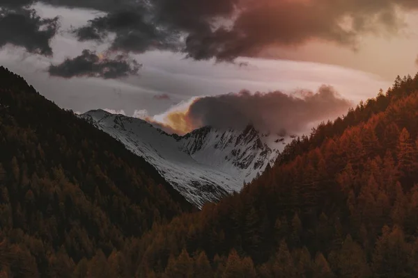 Giallo Lascia Montagne Sotto Cielo Nuvoloso — Foto Stock