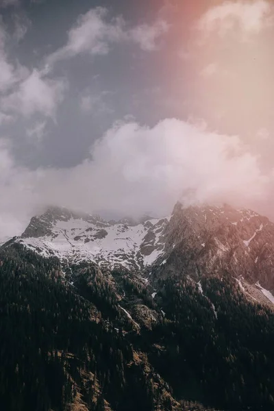 Bergtop Een Bewolkte Dag — Stockfoto