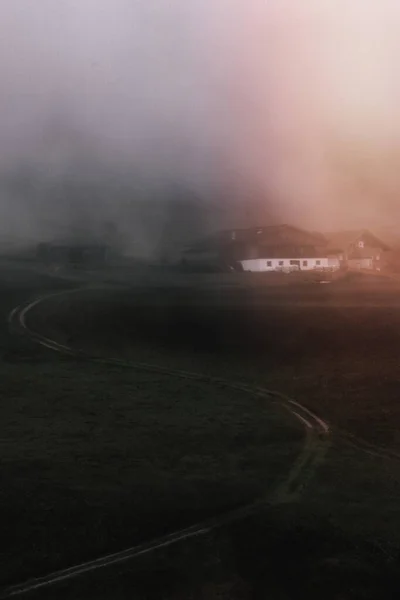Chemin Vers Les Maisons Couvertes Brouillard — Photo